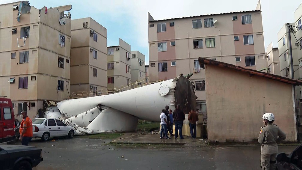 Caixa d'água tomba sobre prédio em Santa Cruz — Foto: Reprodução/TV Globo