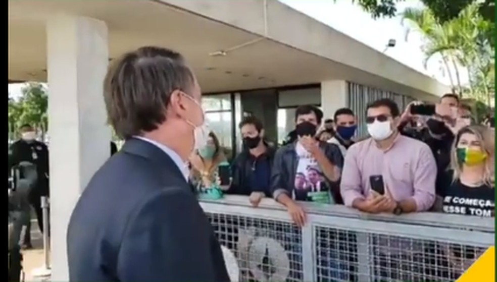 Representantes do grupo 300 do Brasil foram ao Palácio do Alvorada no dia 13 de maio; Sara Giromini estava com os manifestantes e aparece no lado direito da imagem — Foto: Reprodução/ Instagram