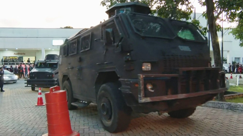 Blindados deixam a Cidade da Polícia — Foto: Reprodução/TV Globo