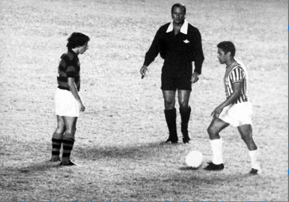 Pelo Olaria, Garrincha contra Zé Mario, do Flamengo, na passagem do ídolo do Botafogo pelo pequeno time do futebol carioca, em 1972 — Foto: Correio da Manhã