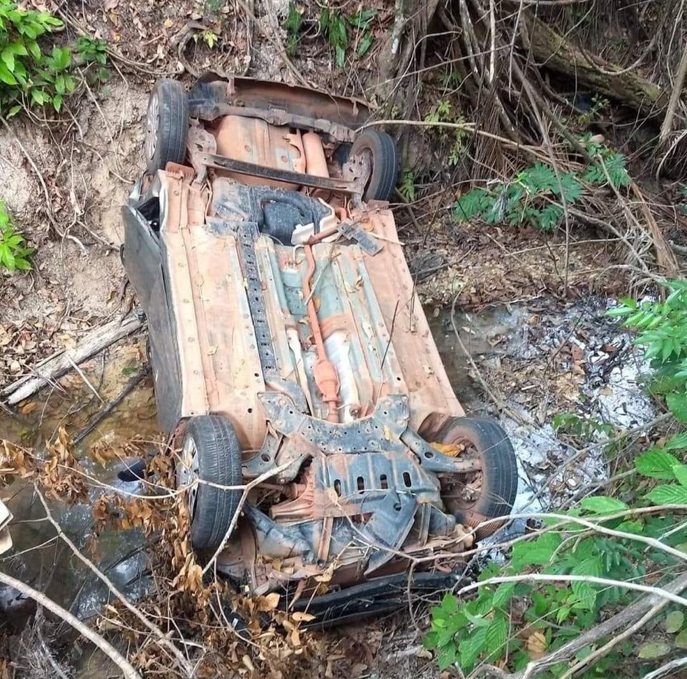 Carro foi encontrado às margens de rodovia no Pará. — Foto: Reprodução / TV Liberal