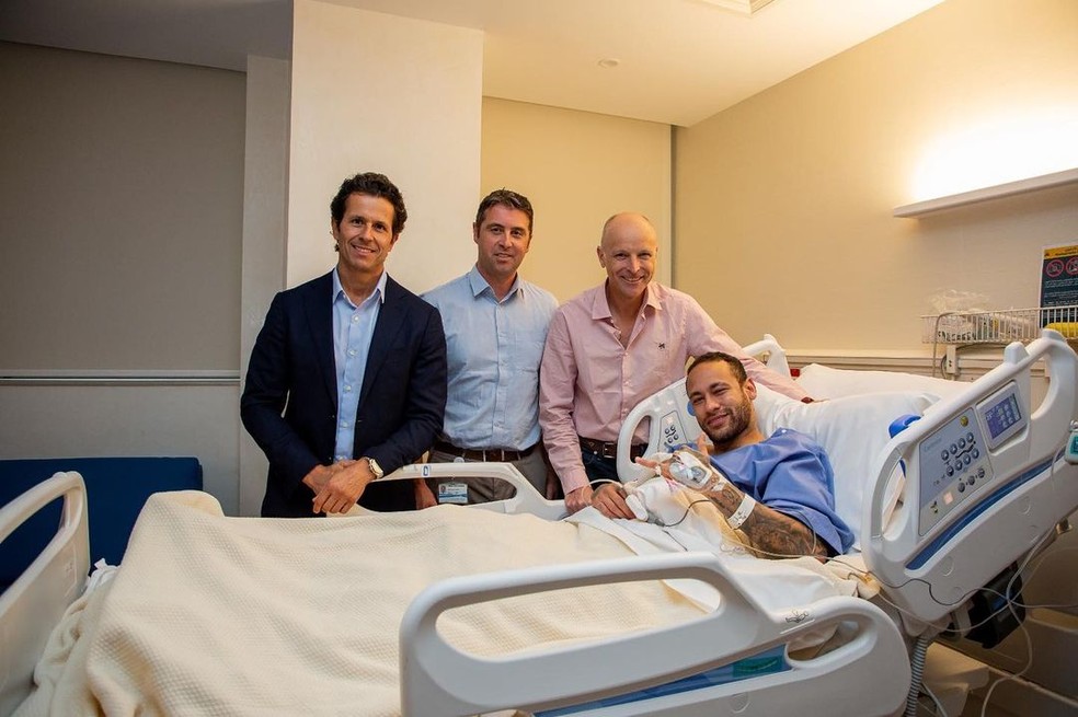 Neymar em hospital com m&eacute;dicos &mdash; Foto: Reprodu&ccedil;&atilde;o/Instagram