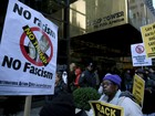 Multidão protesta contra Trump na Quinta Avenida em NY