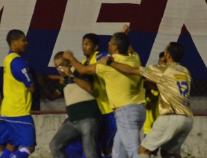 Treinadores brigam em campo (Foto: João Áquila/GLOBOESPORTE.COM)