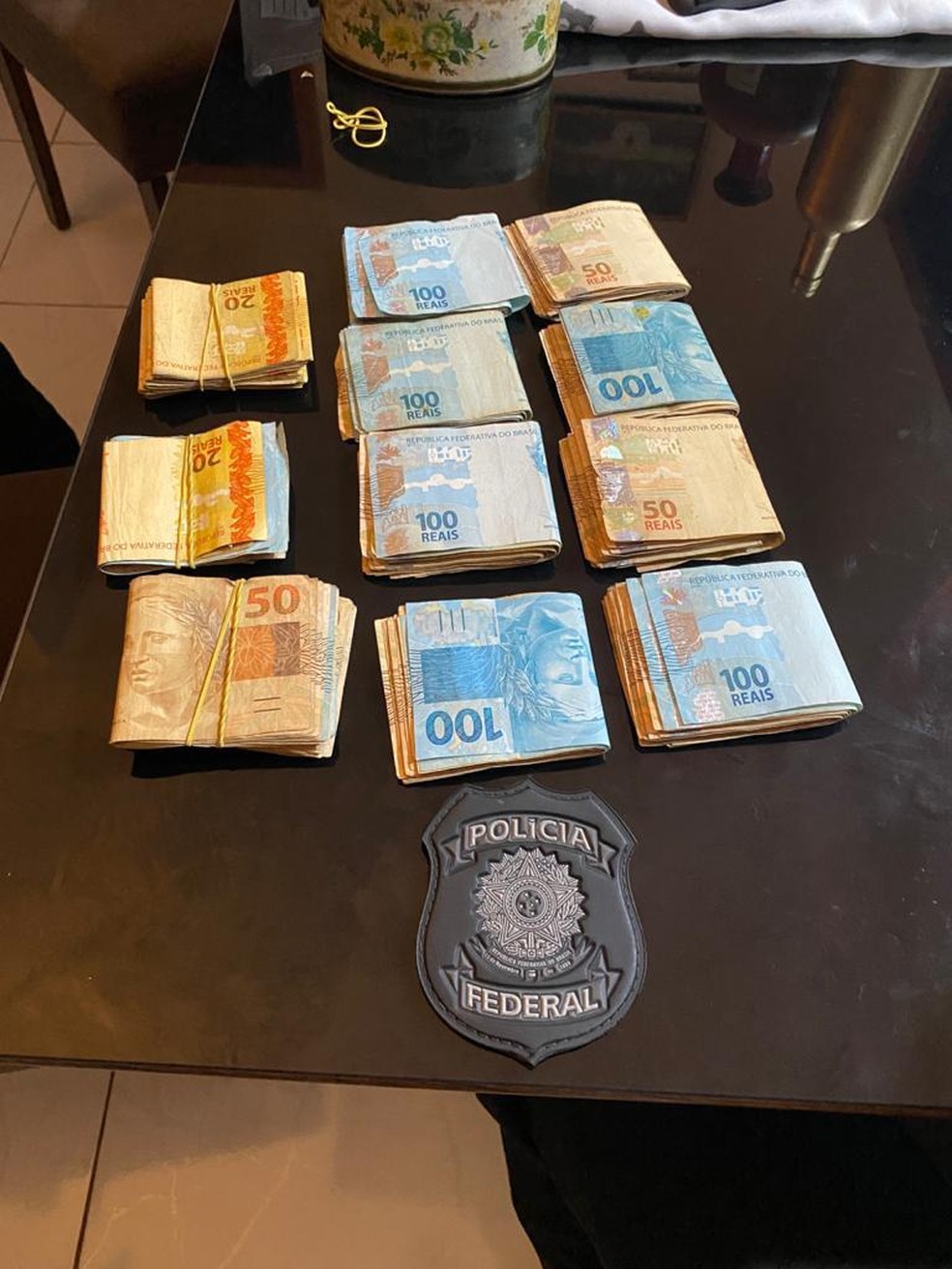 Dinheiro apreendido nesta segunda-feira na operação Aversa, da PF — Foto: PF/Divulgação