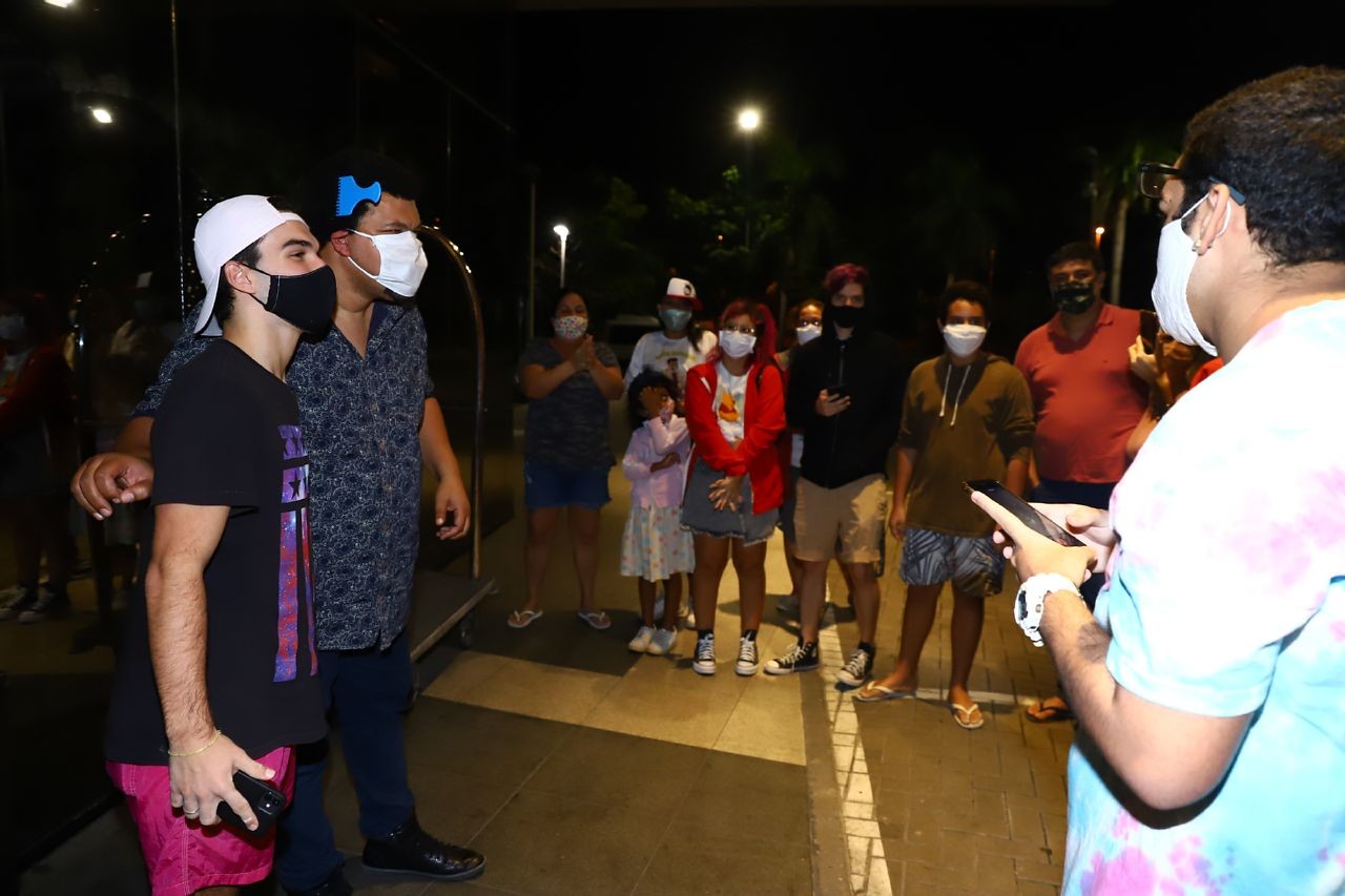 Babu Santana tira foto com fãs (Foto: Daniel Pinheiro/AgNews )
