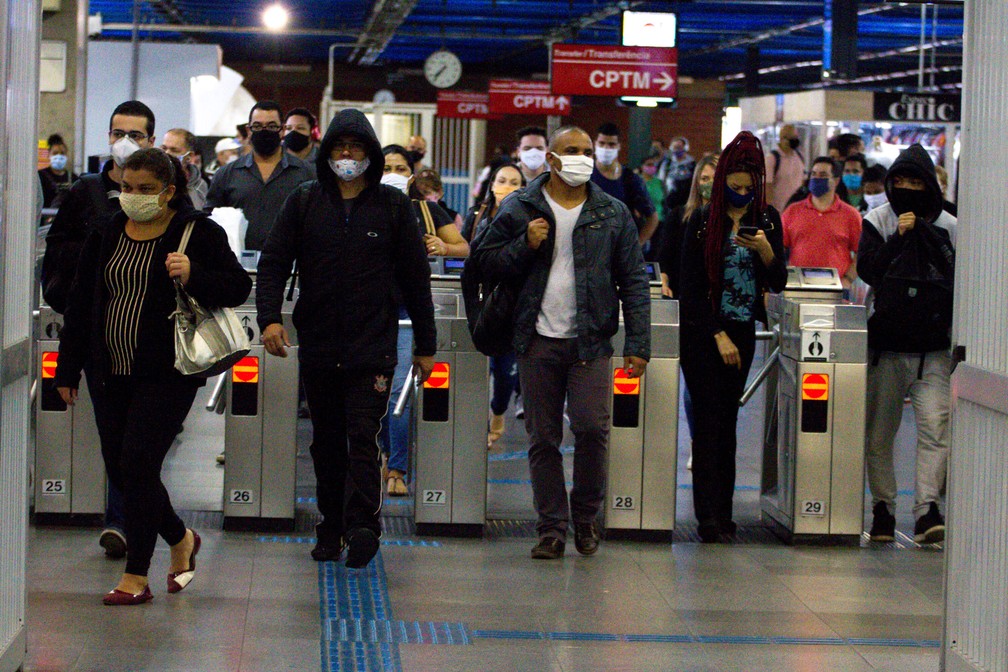 Movimento de passageiros no Terminal Barra Funda, na Zona Oeste da cidade de São Paulo, na manhã desta quarta-feira (10) — Foto: Bruno Escolastico/Photopress/Estadão Conteúdo