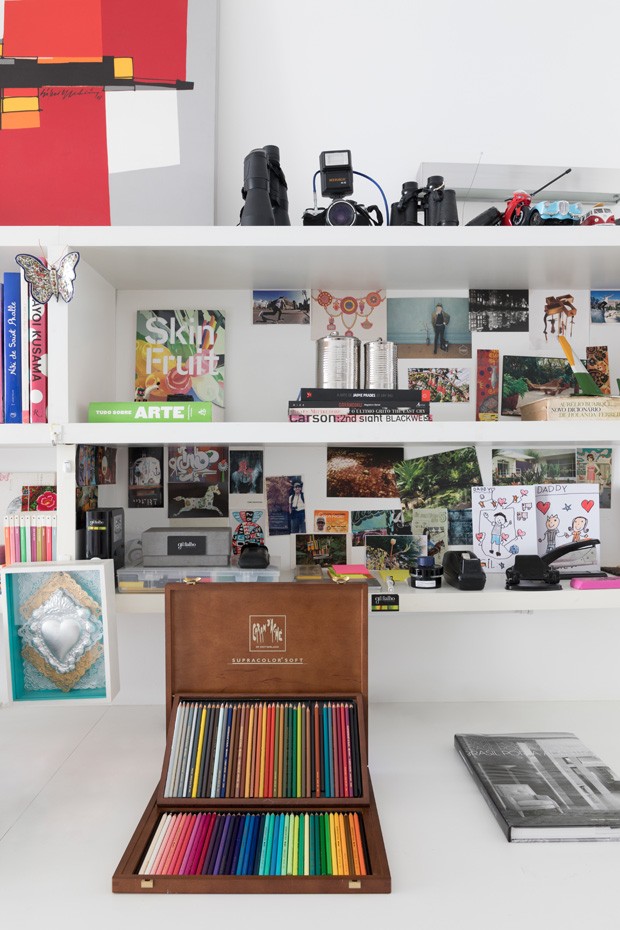 Um apartamento com móveis e objetos cheios de histórias (Foto: Lufe Gomes)