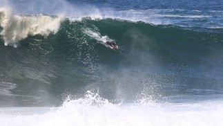 A foto principal é a do surfista Daniel Rodrigues, na crista da maior onda do dia, surfada na parte do Meio para o Costão de Itacoatiara — Foto: Divulgação