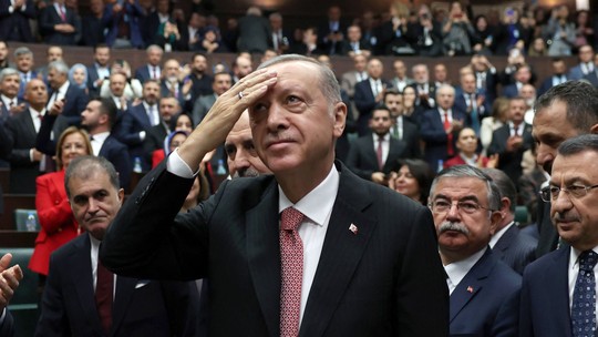 Erdogan ameaça lançar ofensiva terrestre contra curdos 'quando for mais conveniente'