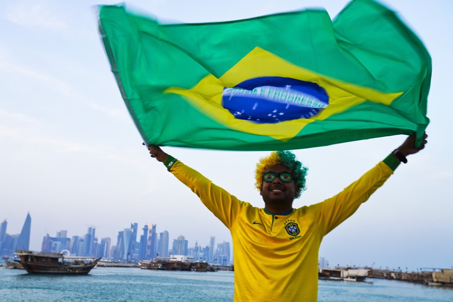 Torcedor com a bandeira do Brasil na Copa do Catar