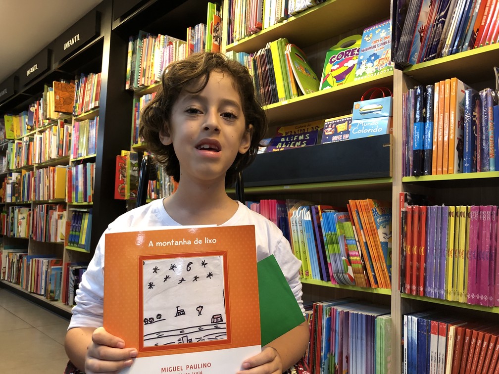 Miguel Paulino, de 7 anos, escreveu um livro sobre reciclagem. — Foto: Larissa Caetano/G1 