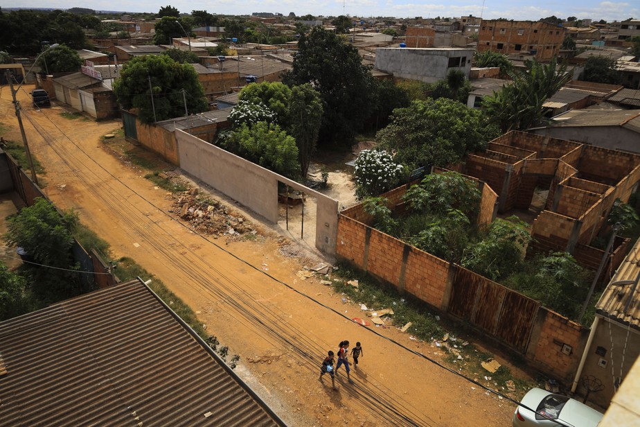 Favela Sol Nascente, a curta distância do poder em Brasília: condições precárias de saneamento e acesso à água