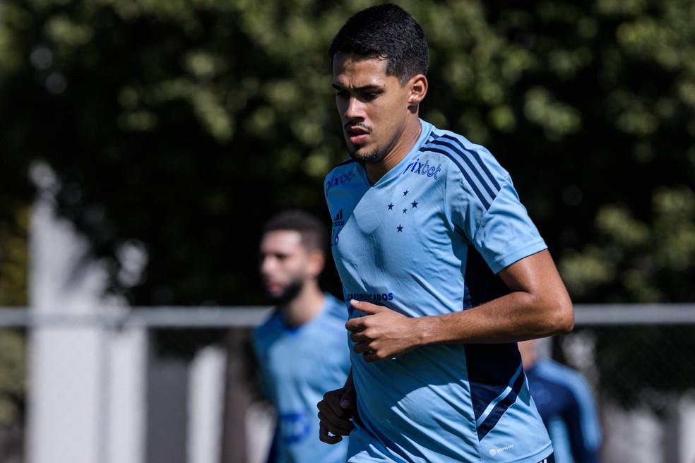 Lucas Oliveira durante treino do Cruzeiro — Foto: Gustavo Aleixo/Cruzeiro