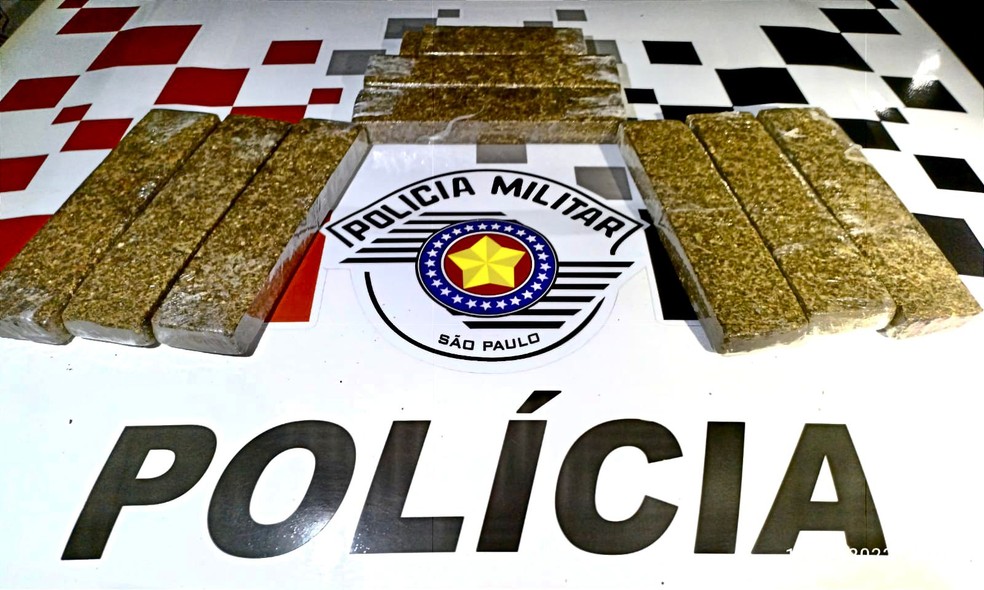Nove tijolos de maconha estavam escondidos no assoalho do carro — Foto: Polícia Militar/Divulgação