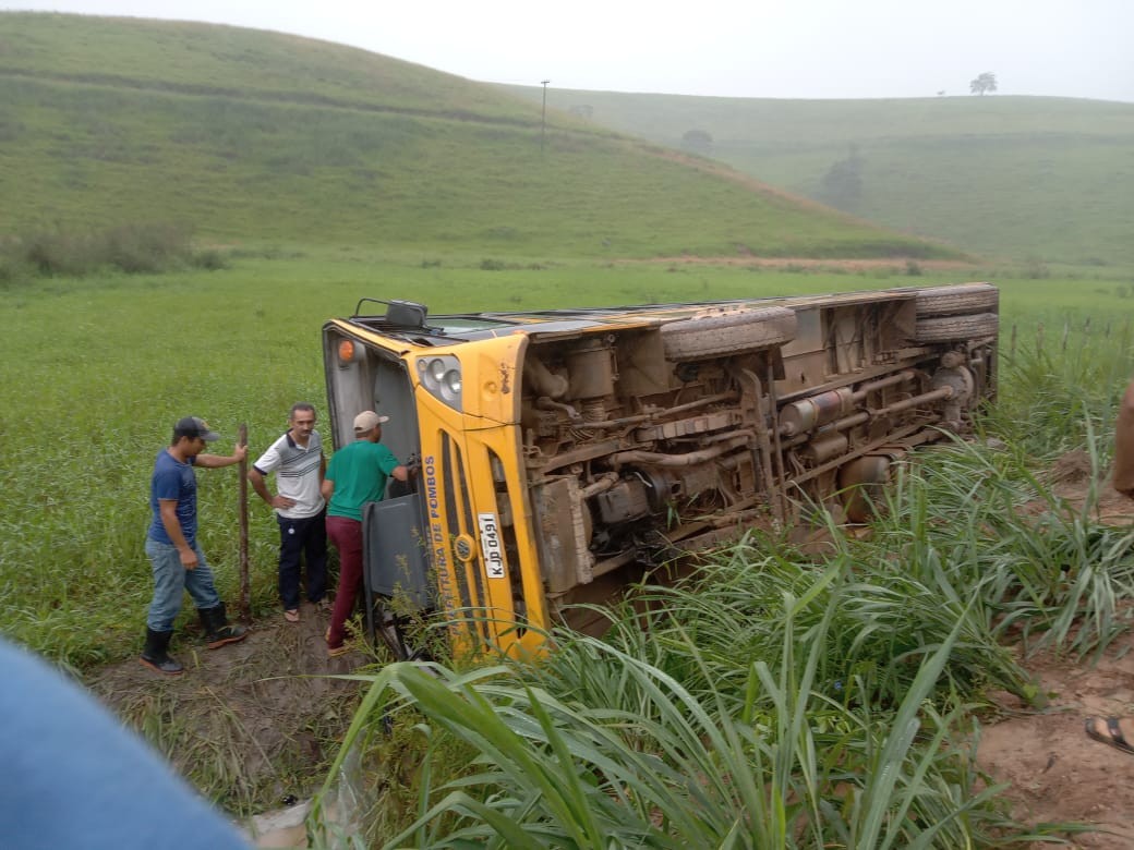 Ônibus escolar tomba e acidente deixa dezenas de estudantes e motorista feridos em Pombos, na Zona da Mata