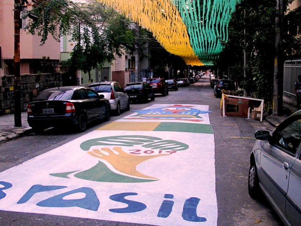 Rua Carlos Vasconcelos, na Tijuca, começa a ser ornamentada no Rio (Foto: Matheus Rodrigues/ G1)