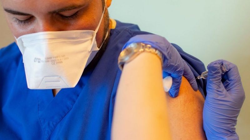 Vacinação dará prioridade a profissionais de saúde, idosos, indígenas e quilombolas (Foto: Getty Images)