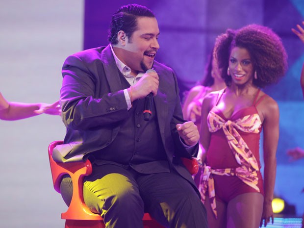 Tiago canta acompanhado pelo balé (Foto: Pedro Curi/TV Globo)