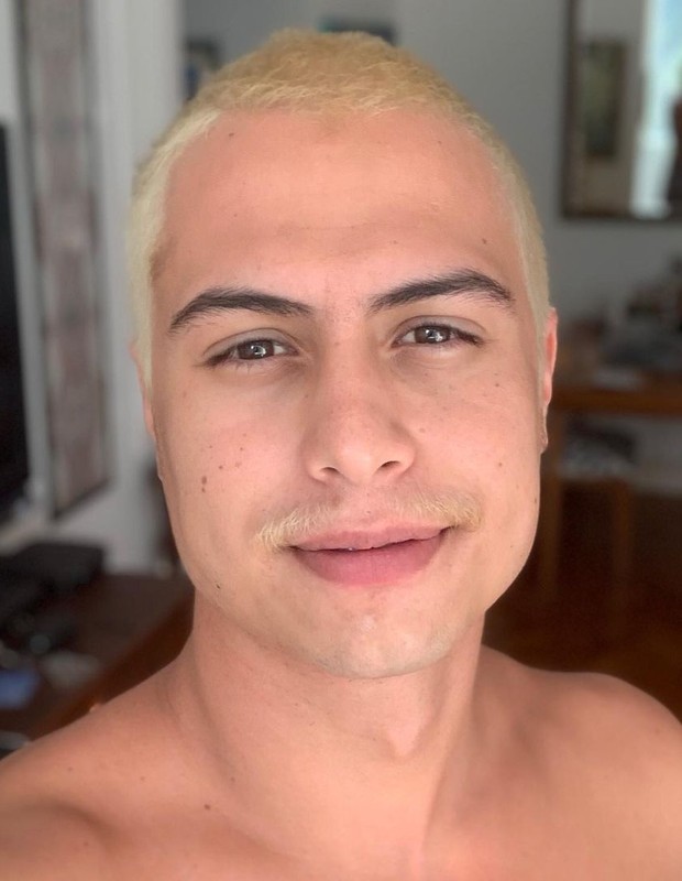 Francisco Vitti platinou o cabelo (Foto: Reprodução/Instagram)