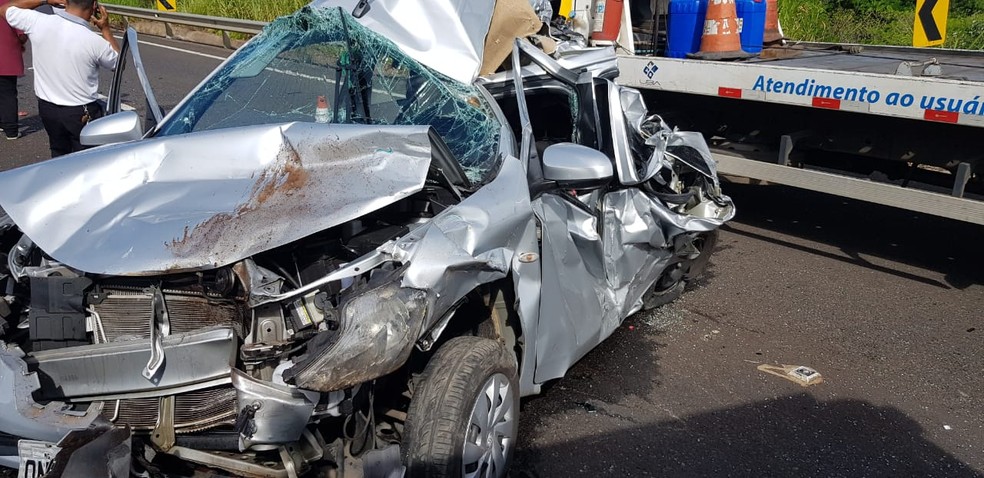 Carro ficou danificado após acidente em rodovia de Marília — Foto: Divulgação/Corpo de Bombeiros