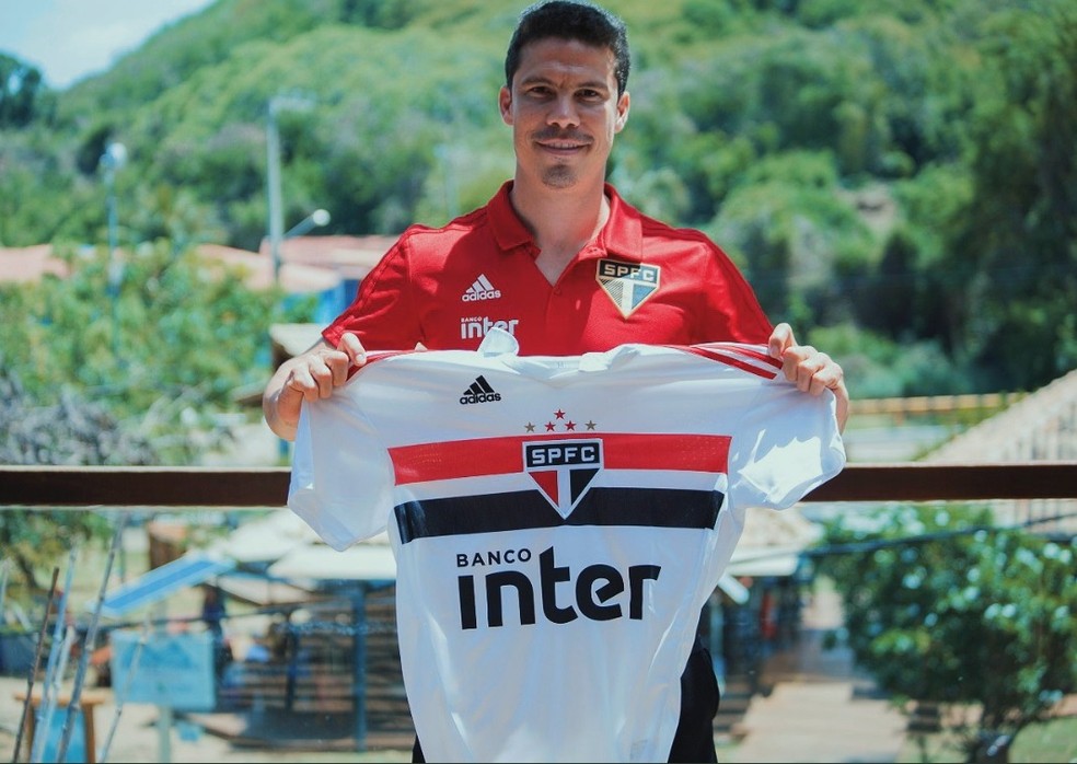 Hernanes posa com a camisa do São Paulo — Foto: Divulgação São Paulo FC