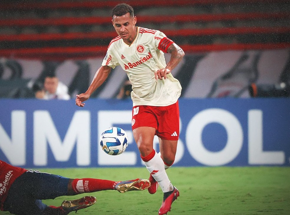 Alan Patrick em empate do Inter com o Independiente Medellín — Foto: Ricardo Duarte/Inter