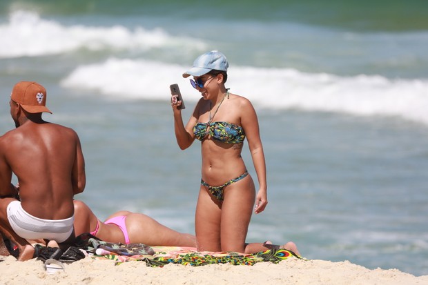 Anitta curte praia com Jojo Todynho e Nego do Borel (Foto: Dilson Silva/AgNews)