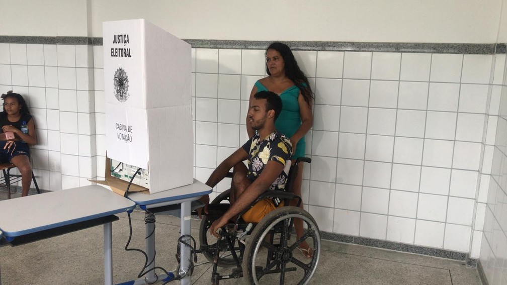 Caio Leonardo garantiu voto em Salvador â Foto: Juliana Cavalcante/TV Bahia