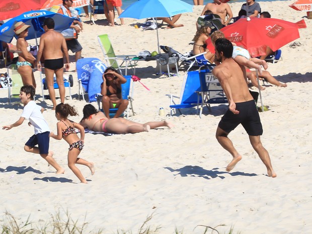 Felipe Simas brinca com os filhos na Praia da Barra (Foto: AgNews)
