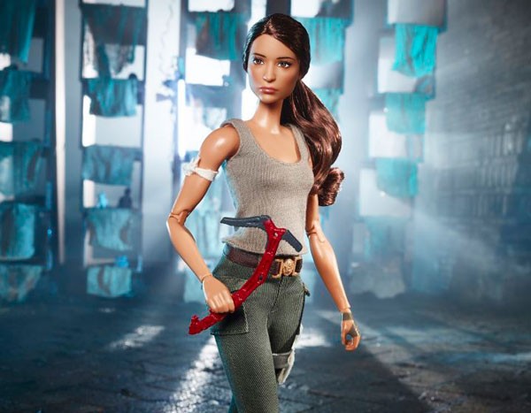 Lara Croft versão Barbie e Lara Croft versão Alicia Vikander (Foto: Divulgação)