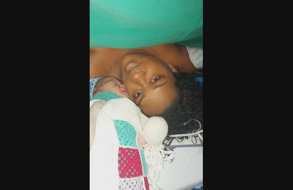 Dona de casa Jackeline Cristina Ventura deu à luz a Samuel aos 11 minutos deste sábado (1º) — Foto: Divulgação