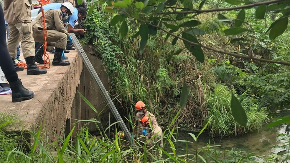 Homem foi encontrado morto em córrego em João Pessoa, neste sábado (7) (Foto: Walter Paparazzo/G1)