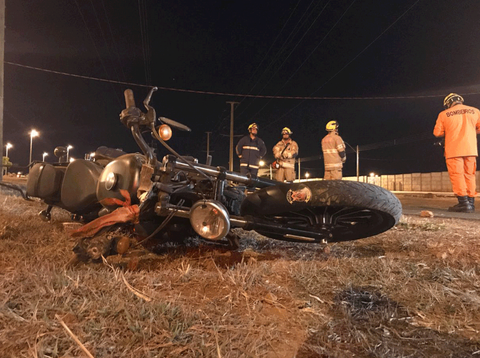 Uma mulher de 29 anos morreu em acidente de moto no balão que liga São Sebastião ao Paranoá, no DF (Foto: Corpo de Bombeiros/Divulgação)