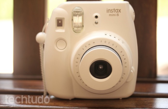 O design da Instax Mini 8 é bem moderno e não parece em nada com as antigas câmeras instantâneas (Foto: Luana Marfim/TechTudo)