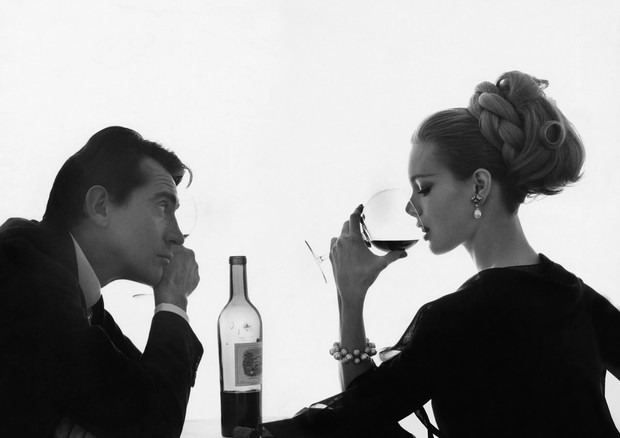 Dia do Enólogo: 5 dicas práticas para começar a harmonizar seus vinhos (Foto: Bert Stern, Vogue, April 1962)