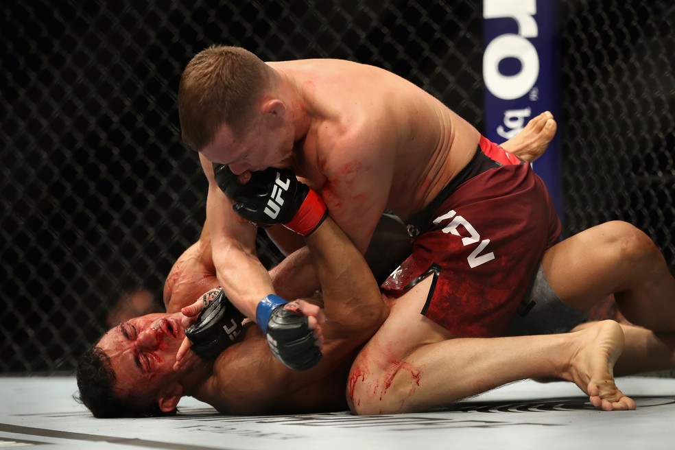 Petr Yan castigou muito o brasileiro Douglas D'Silva no UFC 232 — Foto: Getty Images