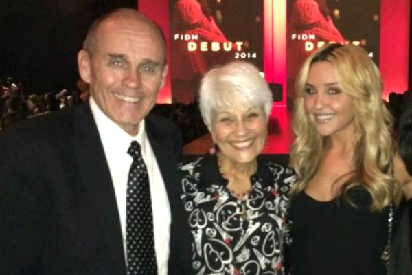 Amanda Bynes com os pais, Rick e Lynn, em foto de 2014 (Foto: Twitter)
