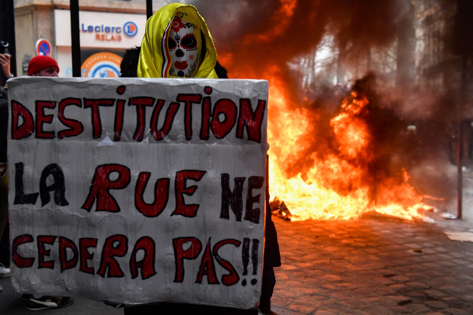 Manifestante segura um cartaz que diz "Impeachment: as ruas não recuarão" — Foto: JULIEN DE ROSA / AFP