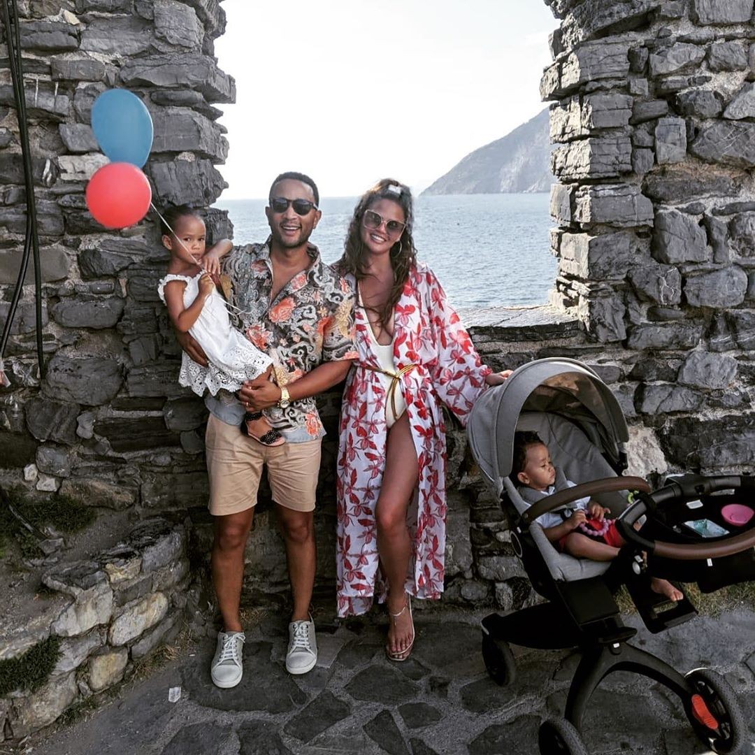 Chrissy Teigen, John Legend e filhos (Foto: Reprodução/ Instagram)
