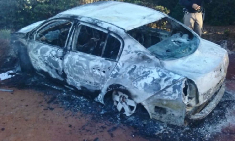 Carro de vítima foi encontrado carbonizado — Foto: Reprodução EPTV