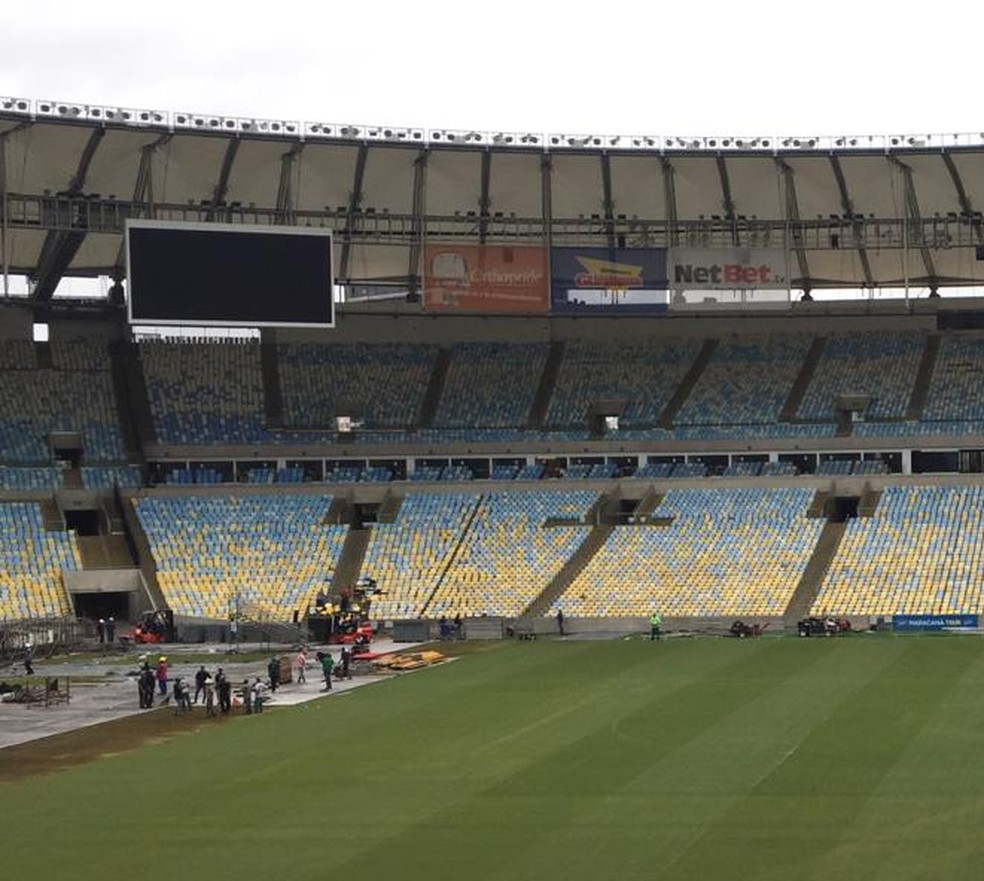 Gramado do Maracan&atilde; ap&oacute;s show de Roger Waters. No canto esquerdo, pode-se perceber a grama mais escura &mdash; Foto: Divulga&ccedil;&atilde;o