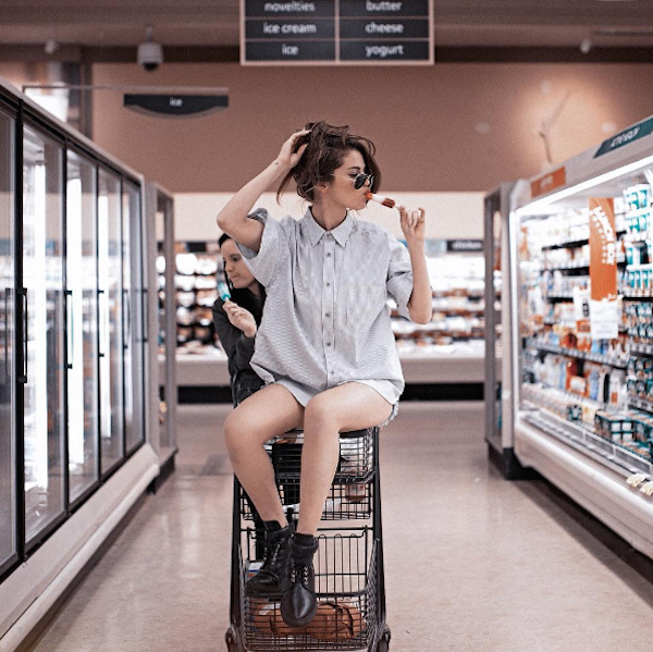 Selena Gomez posa dentro de supermercado (Foto: Instagram)