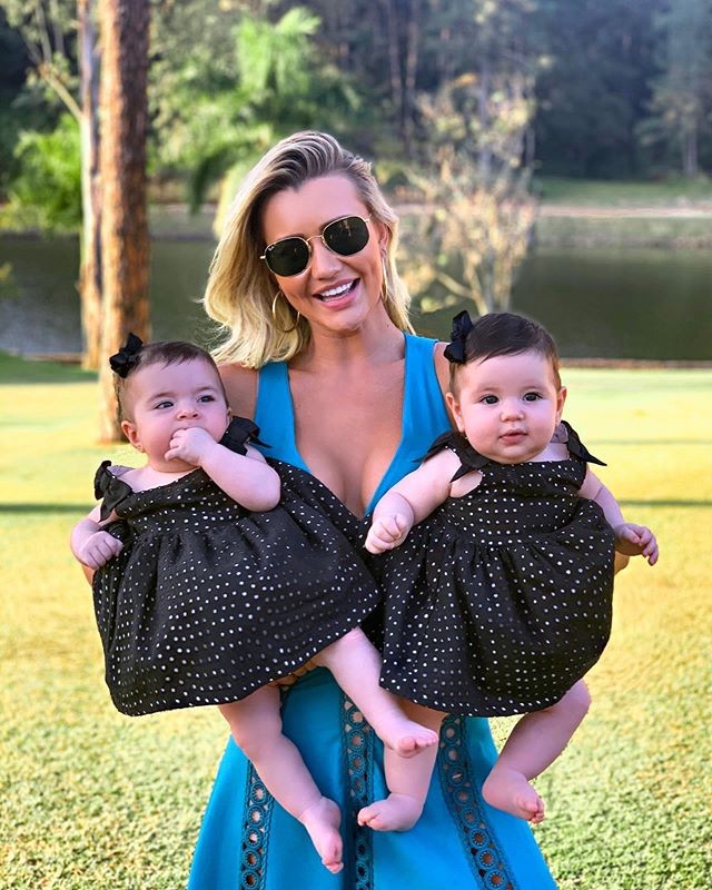 Ana Paula Siebert posa com as gêmeas de Fabiana Justus (Foto: reprodução/Instagram)