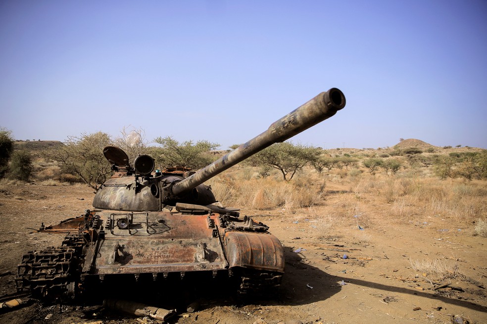 Tanque destruído na linha de confronto entre tropas do governo da Etiópia e as forças de Tigray — Foto: Tiksa Negeri/Reuters