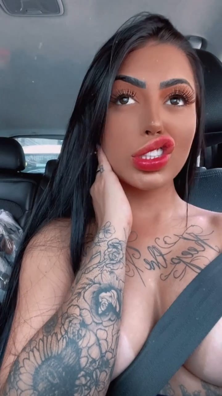Calor? MC Mirella parou o trânsito ao fazer topless... no trânsito! - GQ |  Celebridades
