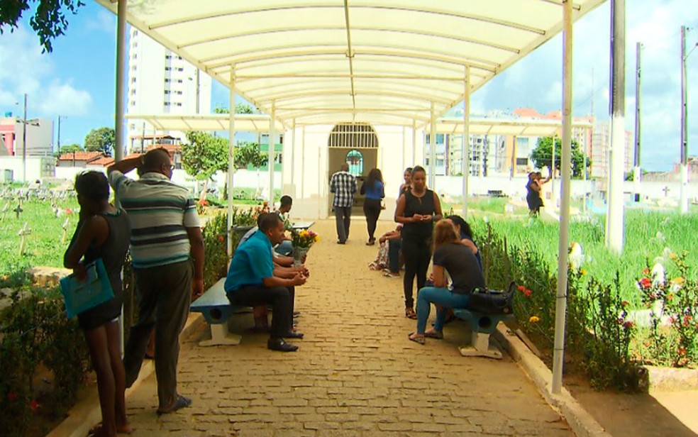 Bebê foi enterrado no Cemitério Municipal de Brotas, em Salvador (Foto: Reprodução/TV Bahia)