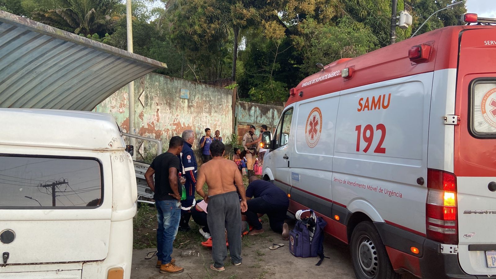Criança fica ferida após transporte escolar bater em muro na BA