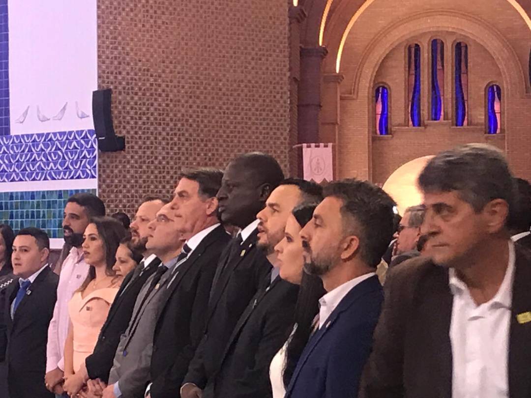 Jair Bolsonaro (ao centro) vai acompanhar missa na Basílica de Aparecida