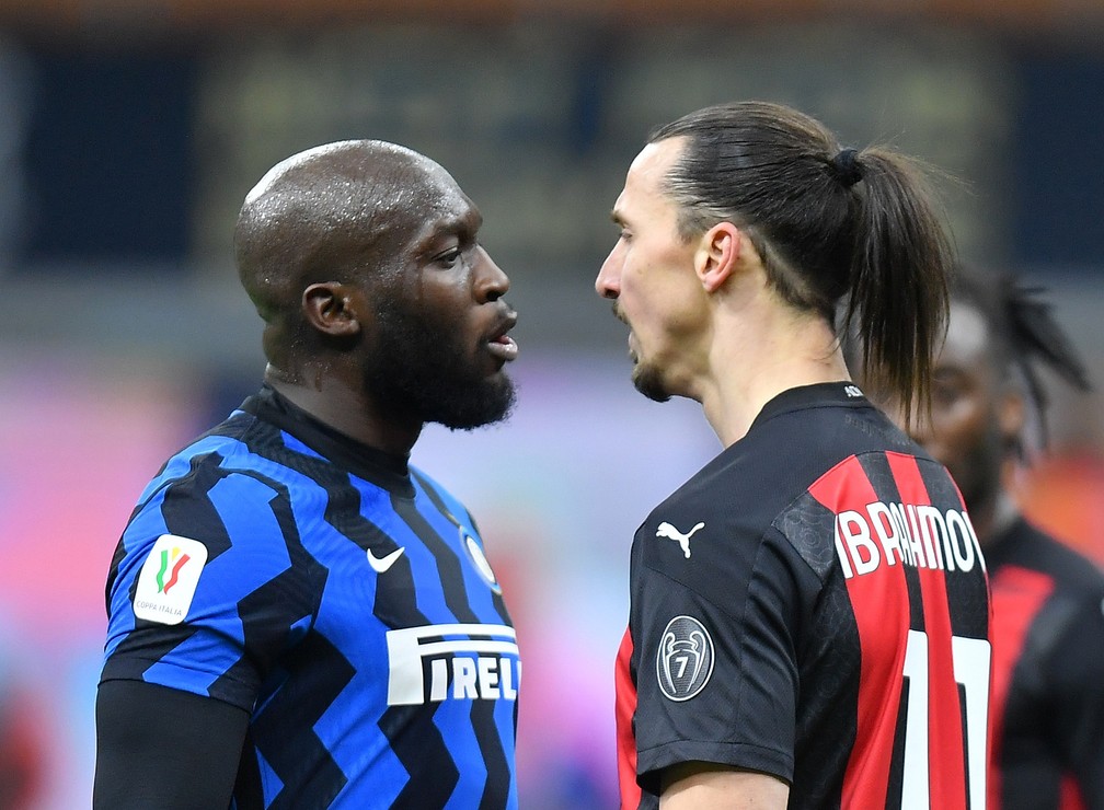 Lukaku e Ibrahimovic discutem no fim do primeiro tempo do clássico entre Inter e Milan pela Copa da Itália — Foto: Daniele Mascolo/Reuters